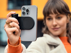 Lux Grip добавляет к iPhone ощущение подлинной камеры Leica и элементы управления. (Источник изображения: Leica)