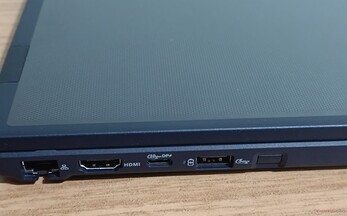 Левая сторона: GbE, HDMI 1.4, USB-C 10 Гбит/с (PD+DP 1.4), USB-A 5 Гбит/с