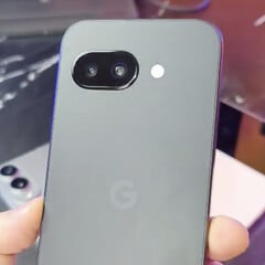 Pixel 9a должен быть доступен в большем количестве цветов, чем только показанный здесь черный вариант. (Источник изображения: Алексис Гарза через Shane Craig)