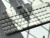 Эта Apple Desktop Bus Keyboard 1986 года является беспроводной и имеет встроенный OLED-дисплей и вращающуюся ручку. (Источник изображения: mtt на YouTube)