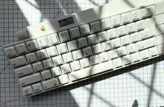 Эта Apple Desktop Bus Keyboard 1986 года является беспроводной и имеет встроенный OLED-дисплей и вращающуюся ручку. (Источник изображения: mtt на YouTube)