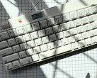 Эта Apple Desktop Bus Keyboard 1986 года является беспроводной и имеет встроенный OLED-дисплей и вращающуюся ручку. (Источник изображения: mtt на YouTube)