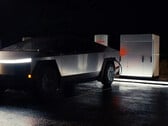 Cybertruck на новых 500 кВт V4 Superchargers (Источник изображения: Tesla)