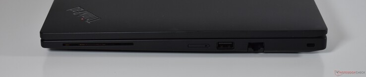 справа: Считыватель смарт-карт, nanoSIM, USB-A 3.2 Gen 1, RJ45-Ethernet, Кенсингтонский замок