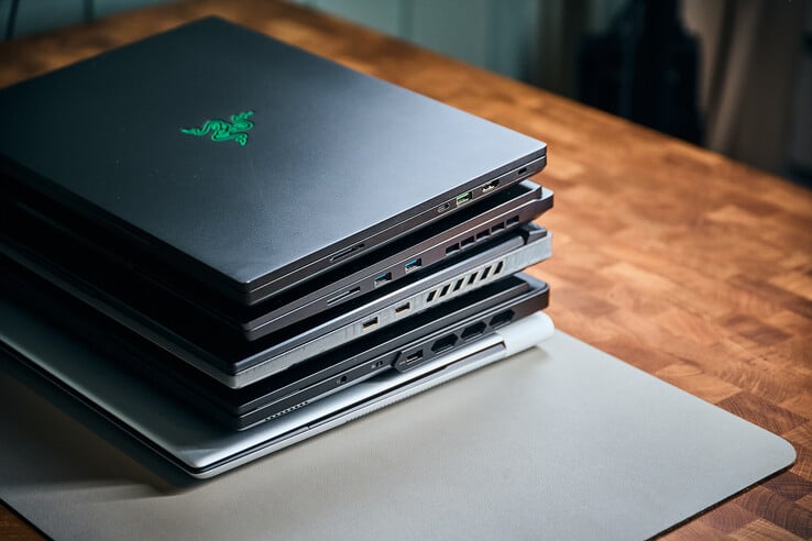 Razer Blade 16 (кардридер, USB-C, USB-A, HDMI 2.1), XMG Neo 16 (кардридер, 2 x USB-A), ROG Scar 16 (2 x USB-A), Legion Pro 7 (аудиоразъем, переключатель камеры, USB-A)