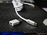 В комплект входит металлический кабель USB Type-C-to-C в оплетке и адаптер Type-A-to-C. 