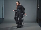 Самобалансирующийся экзоскелет XoMotion от компании Human in Motion Robotics получил канадское одобрение для амбулаторной реабилитации. (Источник изображения: Human in Motion Robotics)