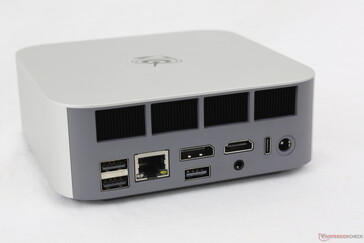 Задние: USB-A 3.2 (10 Гбит/с), USB-A 2.0 (480 Мбит/с), RJ-45 (2,5 Гбит/с), DisplayPort 1.4 (4K@144), USB-A 2.0 (480 Мбит/с), HDMI 2.1 (4K@120), гарнитура 3,5 мм, USB-C 4.0 w/ DisplayPort + Power Delivery (40 Гбит/с), сетевой адаптер