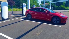 Tesla на новой станции V4 Supercharger во Франции (изображение: Alexandre Druliolle)