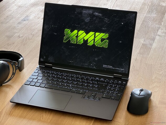 Schenker XMG Evo 15 M24 и его крошечный маленький реверсивный вырез (Источник изображения: Notebookcheck)