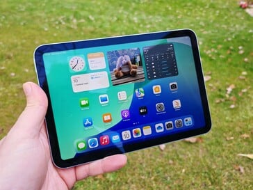 Apple iPad mini 7 на открытом воздухе