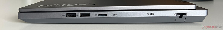 Правая сторона: 2x USB-A 3.2 Gen 1 (5 Гбит/с), картридер microSD, выключатель веб-камеры eShutter, гигабитный Ethernet