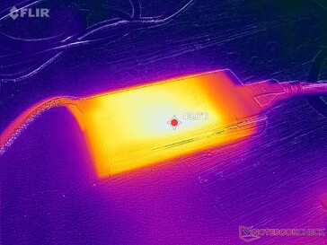 Температура адаптера переменного тока достигает более 44 C при работе с высокими нагрузками