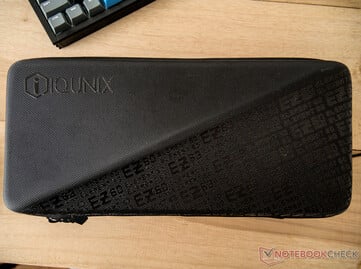 Iqunix EZ63 поставляется в высококачественном жестком футляре для переноски с двухцветным рисунком 