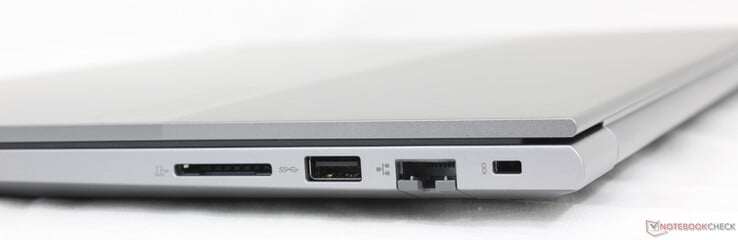 Справа: Устройство для чтения карт памяти SD, USB-A 3.2 Gen. 1, гигабитный RJ-45, замок Кенсингтона