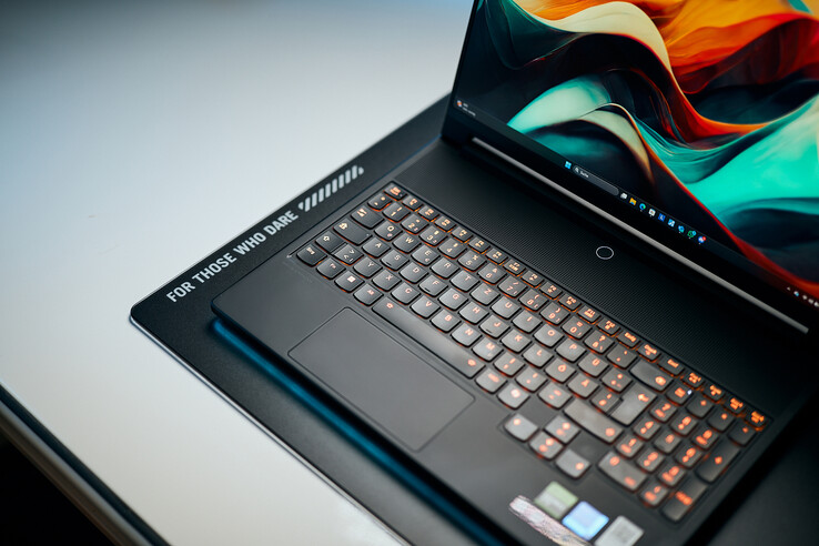 В Lenovo Legion 9 клавиатура смещена вниз, чтобы освободить место для охлаждения, а для большого трекпада осталось не так много места.