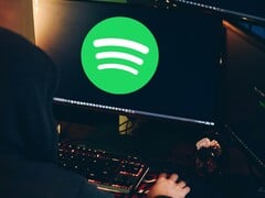 Киберпреступники пытаются заманить пользователей Spotify на мошеннические сайты с помощью вводящих в заблуждение плейлистов и спамерских подкастов. (Источник изображения: Pexels / Anete Lusina)