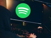 Киберпреступники пытаются заманить пользователей Spotify на мошеннические сайты с помощью вводящих в заблуждение плейлистов и спамерских подкастов. (Источник изображения: Pexels / Anete Lusina)