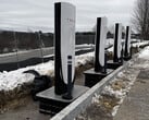 Tesla будет быстрее устанавливать или заменять суперчарджеры благодаря новому фундаменту для кабинок (Источник изображения: Ondrej Bacina/X)