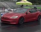 Tesla Model S Plaid и так быстра, как гепард на охоте, но Мигелю Рою пришлось сделать еще один шаг вперед. (Источник изображения: DragTimes через YouTube)