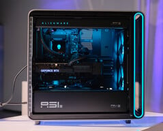 Жидкостное охлаждение с RGB-подсветкой входит в стандартную комплектацию ПК Area-51. (Источник изображения: Alienware)