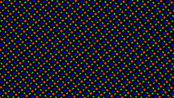 В OLED-дисплее используется субпиксельная матрица RGGB, состоящая из одного красного, одного синего и двух зеленых светодиодов.
