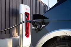 Новый Ioniq 5 может напрямую подключаться к зарядным устройствам Tesla Supercharger (Источник изображения: Hyundai)