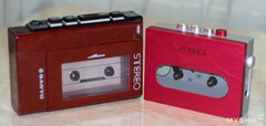 Портативный кассетный плеер Sanyo 1980-х годов (слева) рядом с Fiio CP13 2024 года (справа). Источник изображения: MySKU