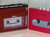 Портативный кассетный плеер Sanyo 1980-х годов (слева) рядом с Fiio CP13 2024 года (справа). Источник изображения: MySKU