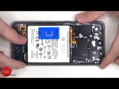 Samsung Galaxy S24 FE оказывается простым в ремонте при разборке. (Источник изображения: YouTube / PBKreviews)