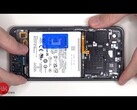 Samsung Galaxy S24 FE оказывается простым в ремонте при разборке. (Источник изображения: YouTube / PBKreviews)