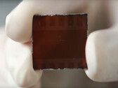 Маленький, но чрезвычайно мощный: стабильный перовскитовый солнечный элемент. (Изображение: youtube/Rice University)