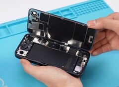 На Apple iPhone 16e относительно легко заменить батарею и заднюю панель. (Источник изображения: REWA Technology)