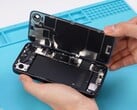 На Apple iPhone 16e относительно легко заменить батарею и заднюю панель. (Источник изображения: REWA Technology)