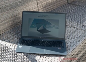 Asus ExpertBook B1 на открытом воздухе