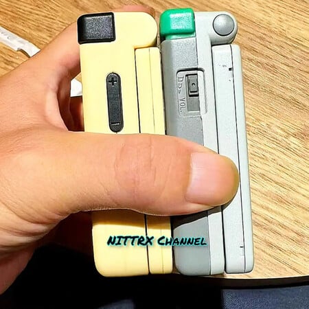 Miyoo Mini Flip и Game Boy Advance SP слева направо. (Источник изображения: NITTRX)