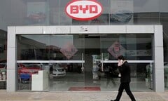 В 2022 году BYD превзойдет Tesla в качестве ведущего мирового производителя EV. (Источник изображения: Reuters)