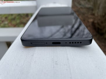 Снизу: Слот SIM, USB-C 2.0, микрофон, динамики (Источник изображения: Manuel Masiero)