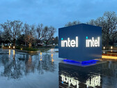 Несмотря на убытки, Intel демонстрирует высокие доходы в третьем квартале (Источник изображения: Intel)