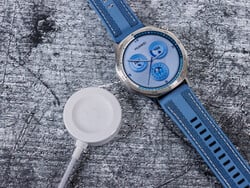 Huawei Watch GT 5 рядом со станцией беспроводной зарядки (Фото: Дэниел Шмидт)