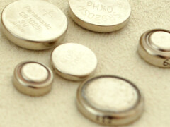 Кнопочные элементы почти гигантские по сравнению с батареями AH-LLZO. (Изображение: pixabay)