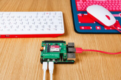 Набор Raspberry Pi SSD Kit все еще можно приобрести в некоторых магазинах в виде только HAT. (Источник изображения: Raspberry Pi Foundation)