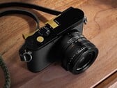 Leica Q3 Monochrom, вероятно, не будет иметь красного логотипа Leica (Источник изображения: Leica, отредактировано)
