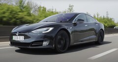 Tesla Model S P90D с пробегом более 430 тысяч миль на оригинальной батарее до сих пор работает отлично, за исключением некоторого износа салона. (Источник: AutoTrader через YouTube)