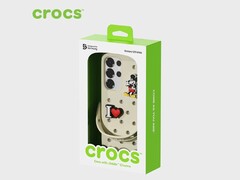 Чехол Crocs для Galaxy S25 поставляется с брелоками Jibbitz. (Источник изображения: Crocs)