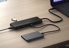 Адаптер Satechi 13-in-1 USB-C Triple Display Multiport Adapter недавно появился в магазинах. (Источник изображения: Satechi)