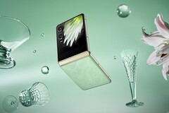 Дисплей Tecno Phantom V Flip 2 имеет большую крышку, чем у его предшественника. (Источник изображения: Tecno) 