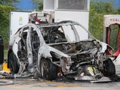 Tesla сгорела дотла на зарядной станции (Источник изображения: Дастин Виз и Жаки Хауэр)