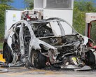 Tesla сгорела дотла на зарядной станции (Источник изображения: Дастин Виз и Жаки Хауэр)