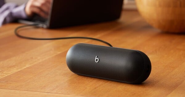Beats Pill можно использовать в проводном режиме, поскольку они поддерживают USB-C Audio. (Источник изображения: Apple).
